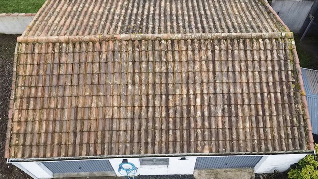 Nettoyage toiture batiment avant 2